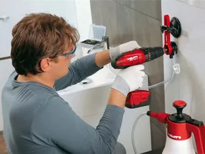 Hogyan készítsünk egy lyukat a cserép a szükséges eszközök, technikák és technológiák fúrási (hole) Hogyan készítsünk egy lyukat a cserép a szükséges eszközöket, technikákat és fúrási technológia