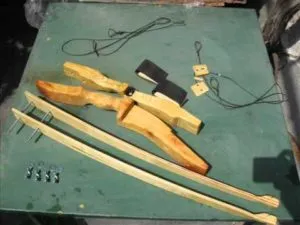 Hogyan készítsünk egy íj lőni nyíllal a kezüket a fáról, házi, videó, mini,