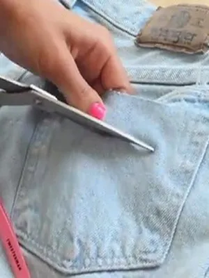 Hogyan készítsünk egy divatos farmer nadrág kezével szakadt gyönyörű modell