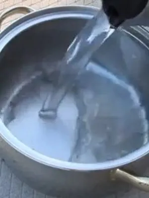 Hogyan készítsünk egy divatos farmer nadrág kezével szakadt gyönyörű modell