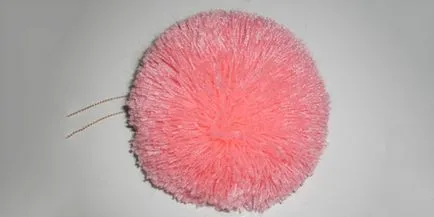 Hogyan készítsünk egy pom-pom a kalapot szőrme és cérna meg a kezét