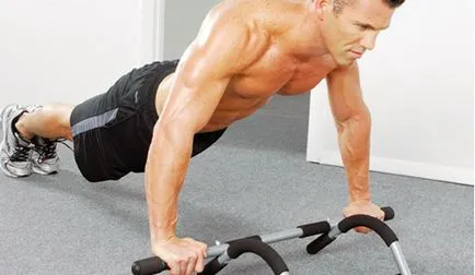 Hogyan lehet a vállát szélesebb, mint az edzőteremben, és otthon, trainingbody