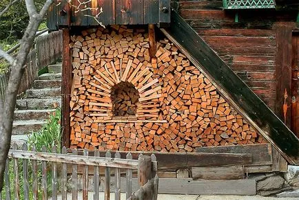Hogyan lehet hajtani tűzifa drovnitsu ütemet, és finomra vágjuk, így festői fel (jobbra, hogy verem a tűzifa) Hogyan lehet hajtani tűzifa drovnitsu ütemet, és finomra vágjuk, így festői tesz