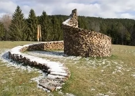 Amint szeres hasítjuk drovnitsu ritmust, és vágjuk, és képileg ágy (drovnitsa) Hogyan lehet hajtani tűzifa drovnitsu ütemet, és finomra vágjuk, így festői tesz