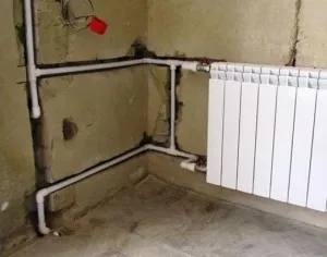 Elrejtése fűtéscsövek egy magánlakás eljárások és anyagok rejtőzik