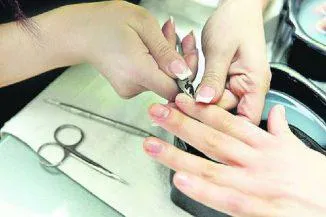 Hogyan lehet eltávolítani a kutikulát otthon nélkül körülmetélés, anélkül, hogy speciális eszközöket, anélkül, hogy speciális