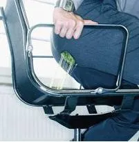 Hogyan lehet eltávolítani a gumi a nadrág, mint átlátszó gumi farmer (gumi) Hogyan lehet eltávolítani a gumiréteg nadrág, hogyan kell eltávolítani a rágógumi a farmer