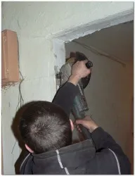 Hogyan szereljük fel az első fém ajtó kezüket Videó