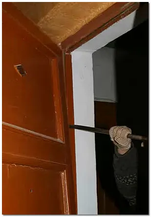 Hogyan szereljük fel az első fém ajtó kezüket Videó
