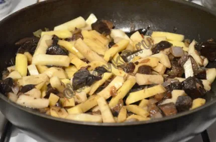 Burgonya gombával és tejfölös - egy recept lépésről lépésre képek (tejföl) Burgonya gombával és tejföllel - egy recept lépésről lépésre fotók