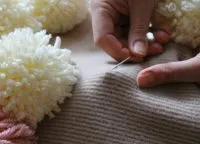 Pompon mat meg a kezét