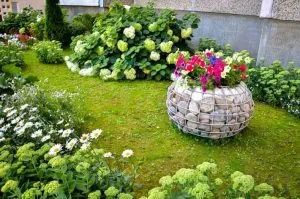 Gyönyörű virágágyások az ország saját kezűleg, 100 ötletek és képek!