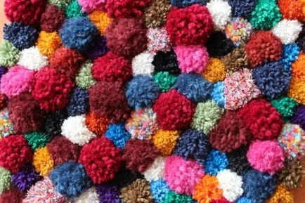Pompon mat meg a kezét, lépésről lépésre workshop Báránya pompon és csomagok