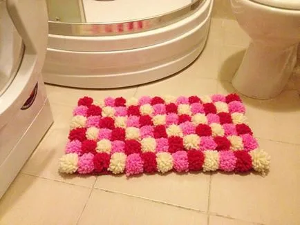 Pompon mat meg a kezét, lépésről lépésre workshop Báránya pompon és csomagok