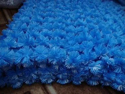 Pompon mat meg a kezét, lépésről lépésre workshop Báránya pompon és csomagok