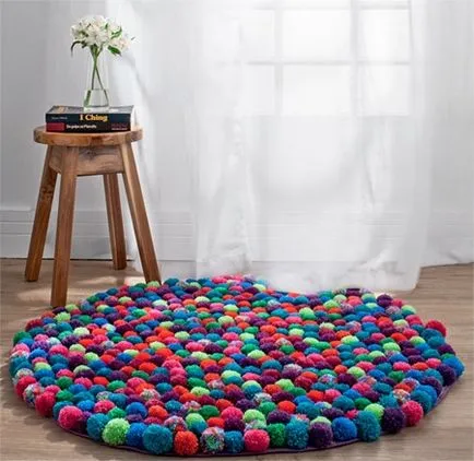 Pompon mat meg a kezét, lépésről lépésre workshop Báránya pompon és csomagok