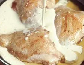 Csirke tejszínes recept csirke párolt tejszínes fokhagymás (recept) Csirke tejfölös recept csirke pörkölt fokhagymás tejföl