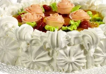 A krémet a torta díszítő