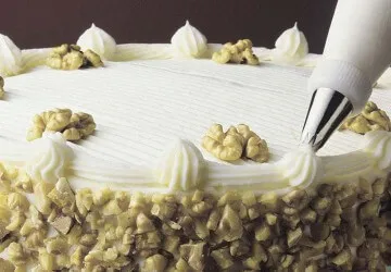 A krémet a torta díszítő