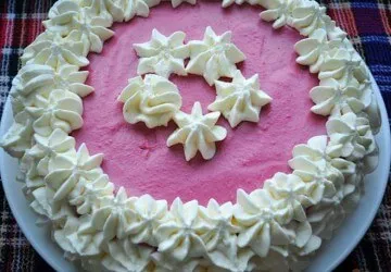 A krémet a torta díszítő
