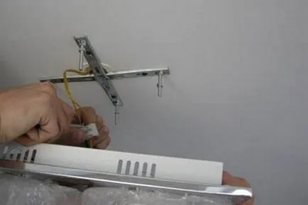 Rögzítés a csillár a mennyezeten a különféle (utasítás video) (több) Rögzítés a csillár a mennyezeten a különböző típusú (videó útmutató)