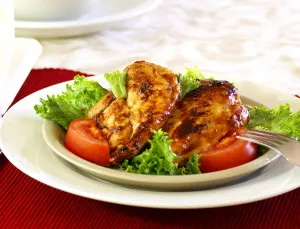 Csirke sült nyárson a sütőben, a grill, a bank (a recept Csirke sült a kemencében sütő vertelekuritsa grill nyárs) Grillezett csirke nyárson a sütőben, a grill, a bank