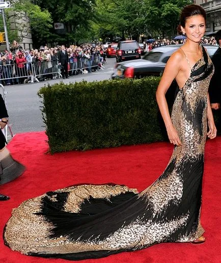 Nina Dobrev legjobb felszerelést a vörös szőnyegen
