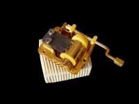 A mechanizmus a zenedoboz
