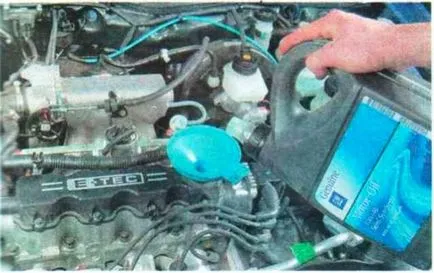Olajcsere egy autó motorja daewoo NEXIA