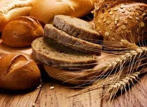 Lehetséges, hogy táplálja a tojótyúkok kenyér előnyeit és lehetséges károk termék (feed) Lehetséges, hogy táplálja a tojótyúkok kenyér előnyeit és lehetséges kár ezt a terméket
