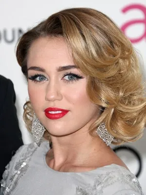 Új frizura Mayli Sayrus, valamint a felső legjobb frizurák Miley minden alkalommal, hírek és fotó 2017