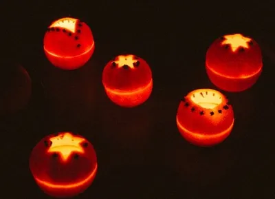 Karácsonyi lámpás a kezüket