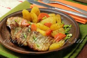 Hússzeleteket burgonyával kemencében recept egy fotót a sertéshús