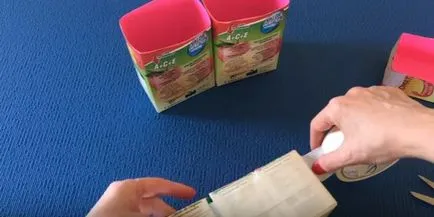 Szervező (mellkasi) kozmetikai kezüket a dobozból, vagy fából