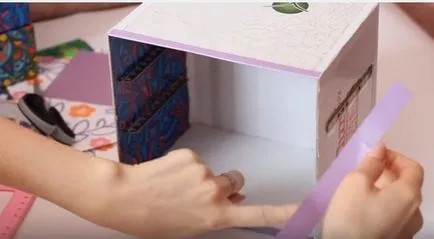 Szervező (mellkasi) kozmetikai kezüket a dobozból, vagy fából