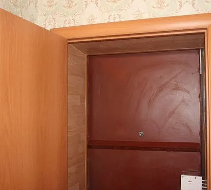 Lejtőkön az ajtót a saját kezével, épület portál (kéz) Lejt az ajtón saját kezével, épület portál
