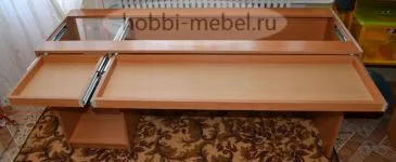 A pult két gyermek saját kezűleg (kettő) A pult két gyermek saját kezűleg