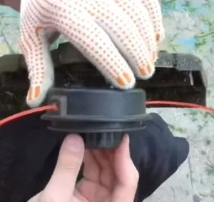 Változás a sort a trimmer nem nehéz, ha tudod, hogyan kell eltávolítani és szedjük szét a kazettát (eltávolítás) Változás a fonalas nem nehéz, ha tudod, hogyan kell eltávolítani és szétszedni a kazetta