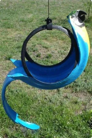 Parrot a gumiabroncs a kezével