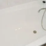 Javítás pattintott zománc fürdő kezével