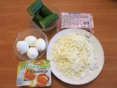 Saláta Tarisznyarák, tojás, sajt és uborka - a friss (nyers) Saláta Tarisznyarák, tojás, sajt és uborka - frissesség