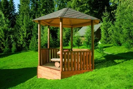 Gazebos - e van beállítva a kertben