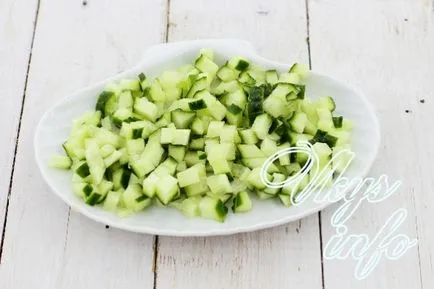 Saláta füstölt kolbász, uborka recept egy fotó