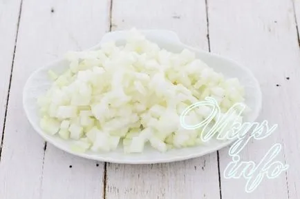 Saláta füstölt kolbász, uborka recept egy fotó