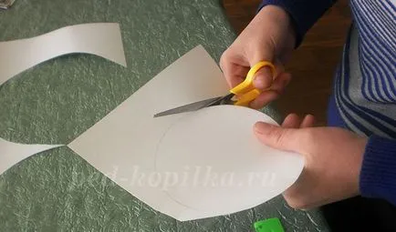 Hat kartonból kezük