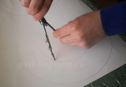Hat kartonból kezük