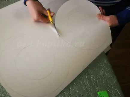Hat kartonból kezük