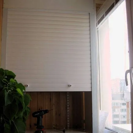 Closet az erkélyen kezével fotó és videó utasítást, hogy hogyan lehet szép