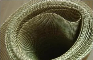 Parabolaantenna a kezüket
