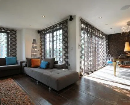 A modern design az ablakok a nappali, egy szoba két vagy három nagy és a kis ablakok (windows) A modern design az ablakok a nappali, egy szoba két vagy három nagy és a kis ablakok